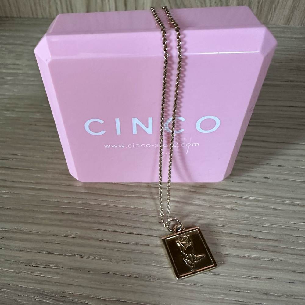 Cinco Store 24k Gold Vermeil Dylan Rose Pendant Nevklace